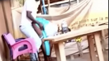 Il le filme en cachette entrain de baiser la serveuse du bar